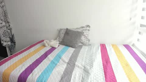 instagram  nueela   online show from 12/21/25, 07:21