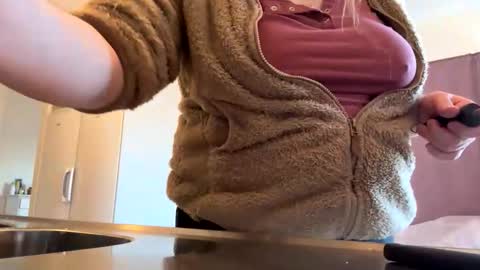 Snapshot of mamazita111 chatting on 03/06/26, 02:02 mamazita111 online show from 03/06/26, 02:02