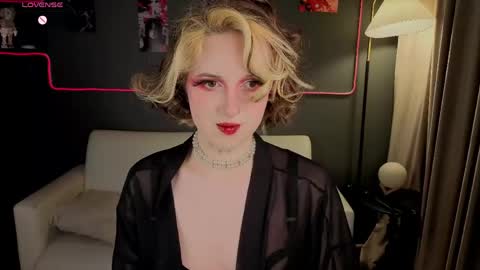 Luna online show from 05/04/26, 10:06
