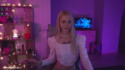 Snapshot of manifreyja chatting on 02/12/25, 11:51 Amelie online show from 02/12/25, 11:51