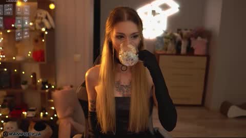 Snapshot of manifreyja chatting on 10/08/25, 08:50 Amelie online show from 10/08/25, 08:50