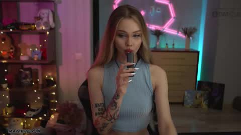 Snapshot of manifreyja chatting on 11/23/25, 10:42 Amelie online show from 11/23/25, 10:42