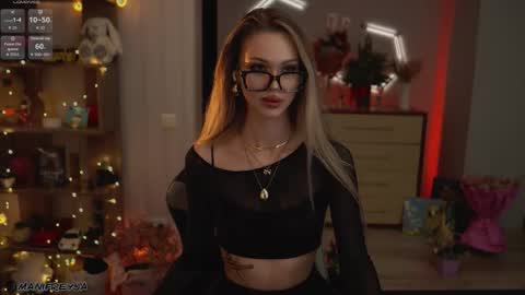 Snapshot of manifreyja chatting on 12/22/25, 09:23 Amelie online show from 12/22/25, 09:23