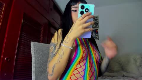 Snapshot of mantis_wine chatting on 12/23/25, 10:24 MARY online show from 12/23/25, 10:24