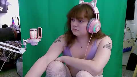 Snapshot of maplebeesticky chatting on 02/22/26, 02:13 Maple online show from 02/22/26, 02:13