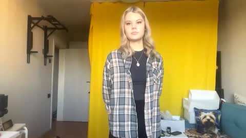 Snapshot of mapleduonola chatting on 11/19/25, 10:48 Lara online show from 11/19/25, 10:48