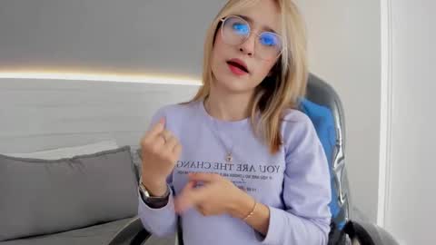 Snapshot of mara_33 chatting on 12/13/25, 08:25 mara_33 online show from 12/13/25, 08:25