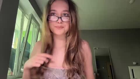 Mia online show from 08/06/26, 08:27