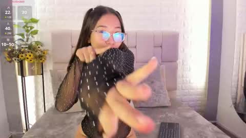 Snapshot of maraswan_ chatting on 02/17/26, 05:26 Mara online show from 02/17/26, 05:26