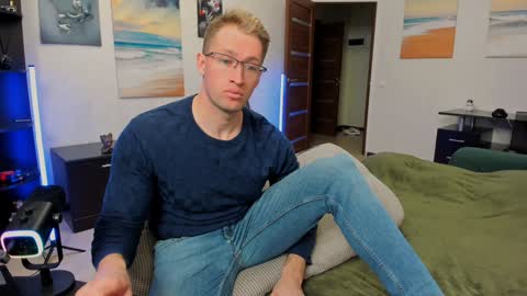Snapshot of marc105100 chatting on 01/08/25, 09:21 alex marvelxx online show from 01/08/25, 09:21
