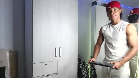 Snapshot of marcelo_dosantos77 chatting on 10/23/25, 02:27 MARCELO online show from 10/23/25, 02:27