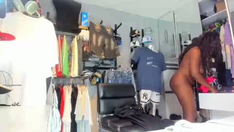 Snapshot of mareiaa chatting on 10/17/25, 07:05 Mareia online show from 10/17/25, 07:05