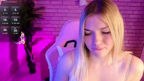 Snapshot of margo_robbbie chatting on 11/19/25, 01:55 margo_robbbie online show from 11/19/25, 01:55