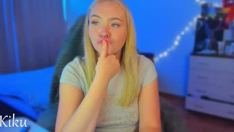 Snapshot of mari_kiku chatting on 10/10/25, 12:42 Kiku and Marii - online show from 10/10/25, 12:42