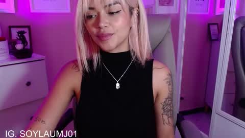 Snapshot of maria_jones chatting on 11/26/25, 08:32 Instagram soymj01 online show from 11/26/25, 08:32