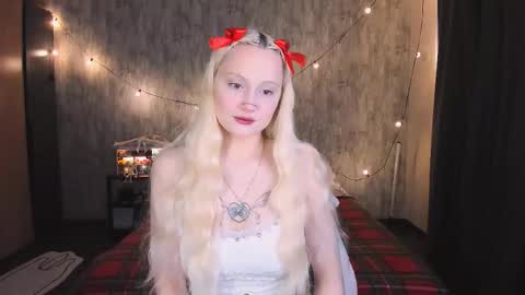 Snapshot of mariamilkis chatting on 11/22/25, 01:48 Maria online show from 11/22/25, 01:48