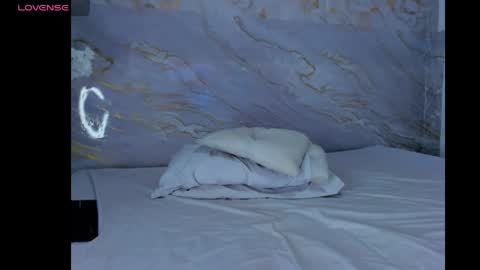 Snapshot of mariamrosse_ chatting on 05/12/26, 12:52 Mariam online show from 05/12/26, 12:52