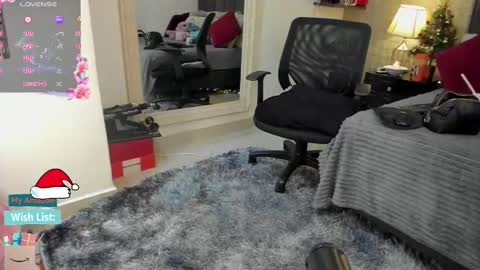 Snapshot of mariana_c chatting on 12/19/25, 02:57 Mar y online show from 12/19/25, 02:57