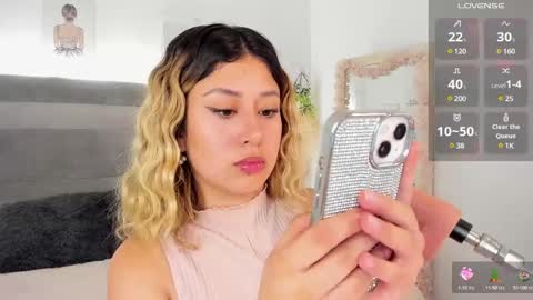 Snapshot of mariana_es chatting on 01/08/25, 04:02 Mariana online show from 01/08/25, 04:02