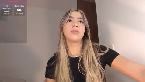 Snapshot of mariana_es chatting on 10/21/25, 10:43 Mariana online show from 10/21/25, 10:43