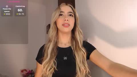 Snapshot of mariana_es chatting on 12/05/25, 01:47 Mariana online show from 12/05/25, 01:47