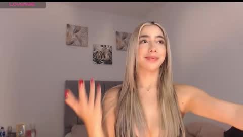 Snapshot of mariana_es chatting on 03/18/26, 05:16 Mariana online show from 03/18/26, 05:16