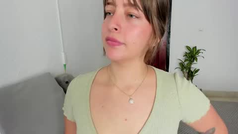 Snapshot of mariana_le chatting on 05/06/26, 02:33 Mariana online show from 05/06/26, 02:33
