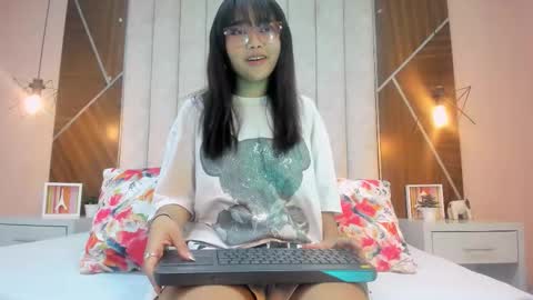 Snapshot of marianaa_torress chatting on 11/14/25, 02:27 Mariana online show from 11/14/25, 02:27