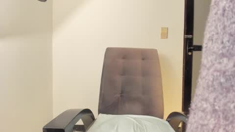 Snapshot of marianaa_torress chatting on 12/15/25, 02:10 Mariana online show from 12/15/25, 02:10