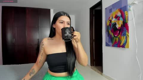 Snapshot of marianaandvalen chatting on 04/15/26, 11:06 MARIANA Y VALENTINA online show from 04/15/26, 11:06