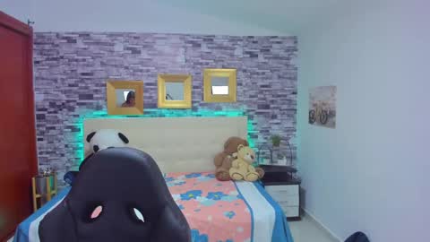 Snapshot of marianaxxx__ chatting on 12/17/24, 10:43 Mariana online show from 12/17/24, 10:43