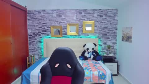 Snapshot of marianaxxx__ chatting on 12/18/24, 08:36 Mariana online show from 12/18/24, 08:36
