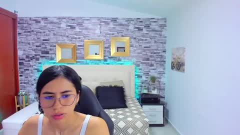 Snapshot of marianaxxx__ chatting on 02/15/25, 08:11 Mariana online show from 02/15/25, 08:11
