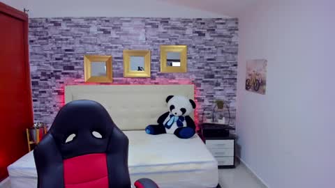 Snapshot of marianaxxx__ chatting on 02/28/25, 09:23 Mariana online show from 02/28/25, 09:23