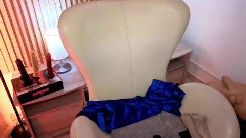 Marian Love  online show from 10/04/25, 10:46