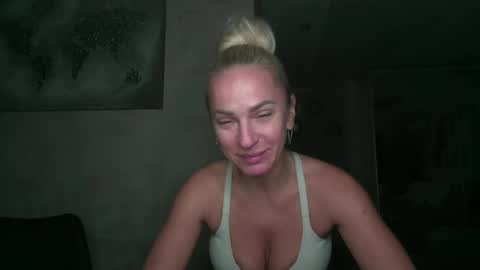 Snapshot of marianna1977 chatting on 10/23/25, 07:01 marianna1977 online show from 10/23/25, 07:01