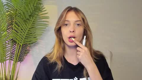 Snapshot of maribett chatting on 10/22/25, 11:32 Masha online show from 10/22/25, 11:32