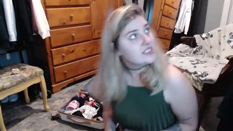 Snapshot of marigoldrue chatting on 09/25/25, 02:48 marigoldrue online show from 09/25/25, 02:48