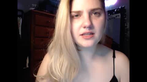 Snapshot of marigoldrue chatting on 09/27/25, 03:55 marigoldrue online show from 09/27/25, 03:55