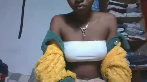 Snapshot of marinagold69 chatting on 05/16/26, 12:40 marinagold69 online show from 05/16/26, 12:40