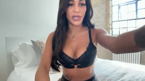 Snapshot of marinamayx chatting on 09/21/25, 12:07 marinamayx online show from 09/21/25, 12:07