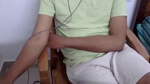 Snapshot of marinavine chatting on 12/27/24, 04:32 The SHY UncutBoy online show from 12/27/24, 04:32