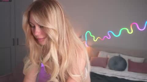 Snapshot of marisii chatting on 04/26/26, 03:10 Mary online show from 04/26/26, 03:10