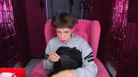 Snapshot of mark_branston chatting on 12/19/25, 01:29 Mark online show from 12/19/25, 01:29