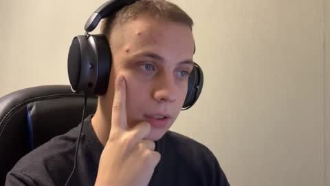 Snapshot of maroooa chatting on 12/20/25, 07:32 Marko online show from 12/20/25, 07:32