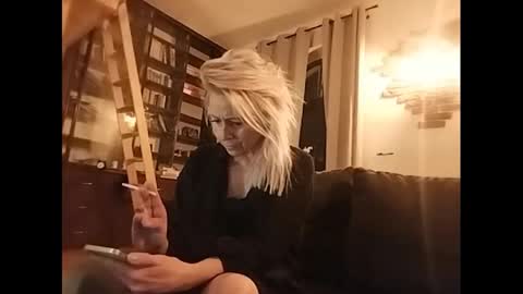 Snapshot of marrygorund chatting on 02/08/25, 11:24 MaryGoRound online show from 02/08/25, 11:24