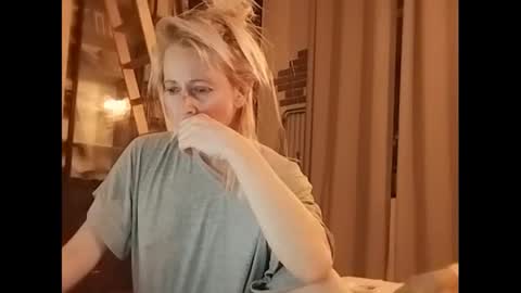 Snapshot of marrygorund chatting on 02/10/25, 01:35 MaryGoRound online show from 02/10/25, 01:35