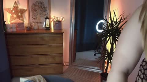 Maria  online broadcast from Tuesday to Suturday from 6 pm to 12 pm Germany time Sunday-Monday offline online show from 01/10/25, 09:42