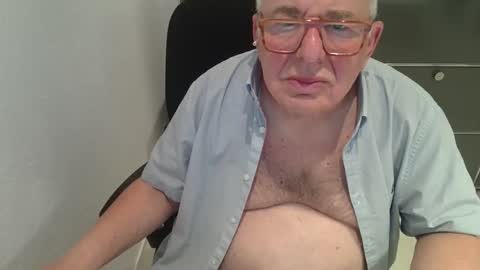 Snapshot of martin_1947 chatting on 10/25/25, 08:03 martin_1947 online show from 10/25/25, 08:03