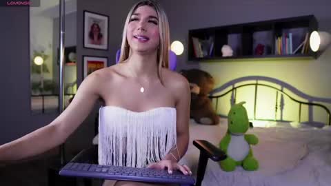 Snapshot of martinaa_rose chatting on 06/18/26, 12:09 martinaa_rose online show from 06/18/26, 12:09